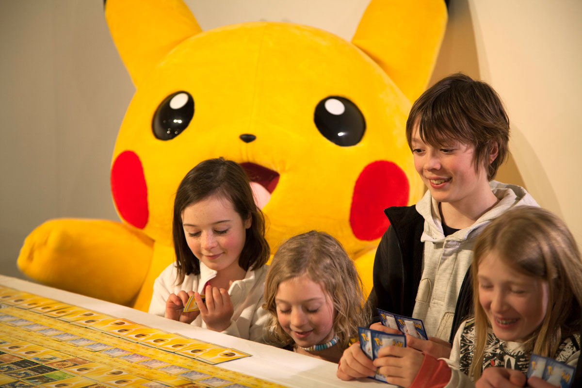 Kids helping to lay out the final cards for the huge Pokemon mosaic. ©2016 Pokémon/Nintendo